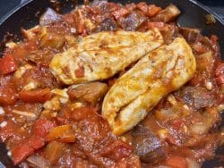 Hühnchenbrust in Auberginen-Tomaten Sauce
