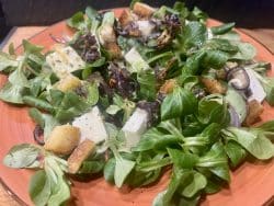 Feldsalat mit Feta und Croutons