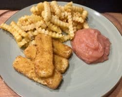 Fischstäbchen mit Pommes und Apfelmus