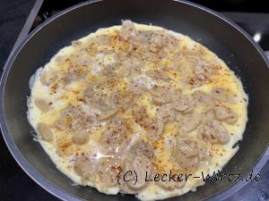 Rühre mit Champignons in der Pfanne