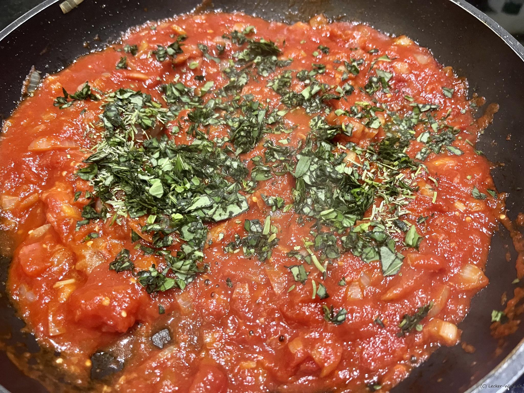 Griechische Aubergine mit Zucchini und Feta