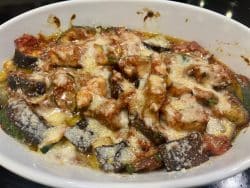 Griechische Aubergine mit Zucchini und Feta