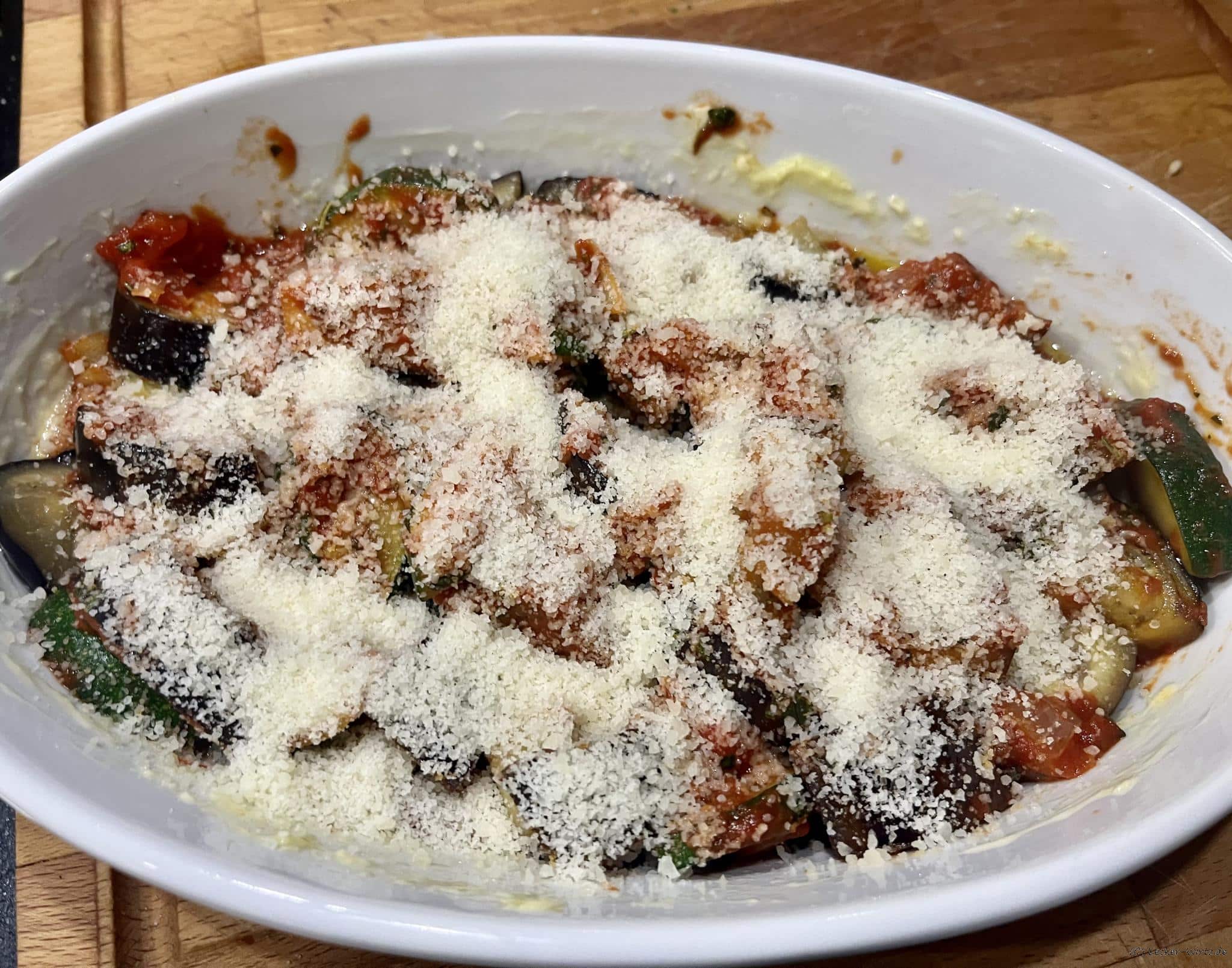 Griechische Aubergine mit Zucchini und Feta