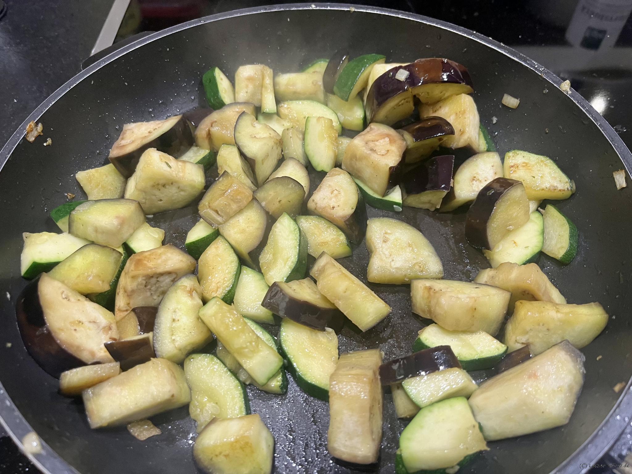 Griechische Aubergine mit Zucchini und Feta Griechische Aubergine mit Zucchini und Feta