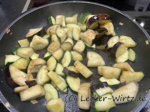 Auberginen und Zucchini anbraten
