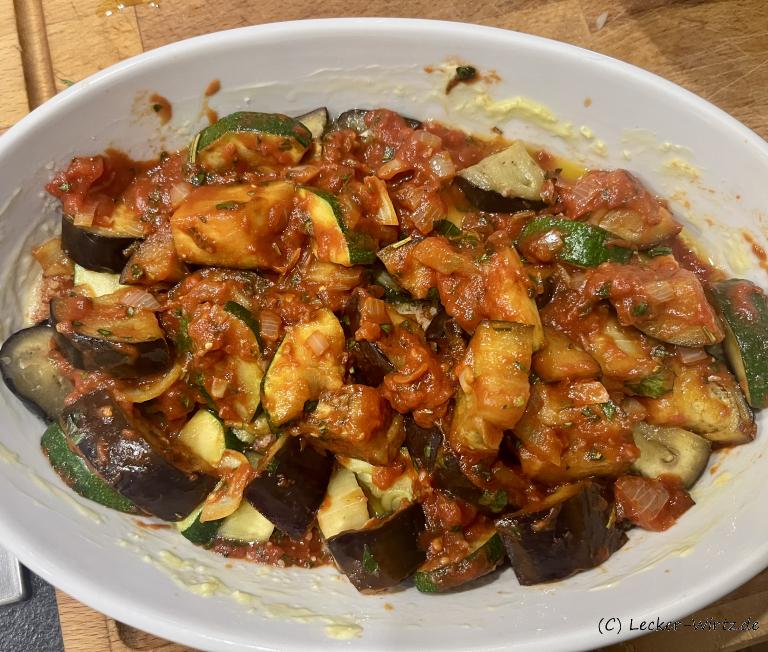 Griechische Aubergine mit Zucchini und Feta Griechische Aubergine mit Zucchini und Feta