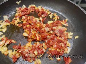 Zwiebeln, Knoblauch und Tomatenmark anschmoren