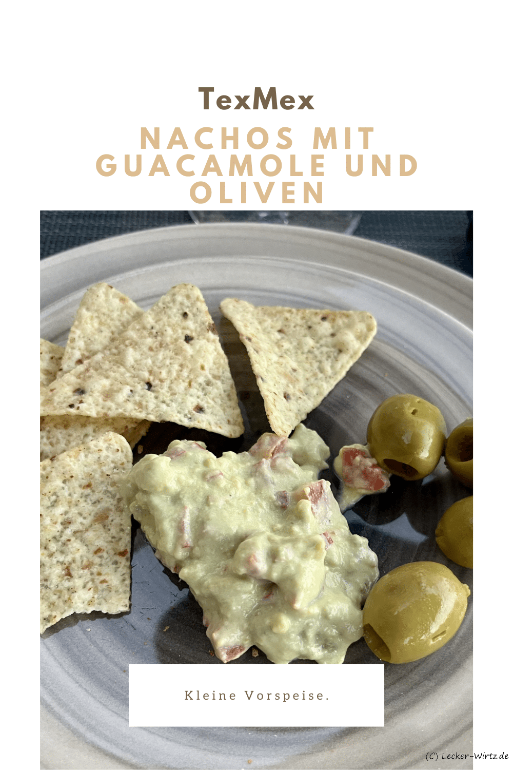 Nachos mit Guacamole und Oliven