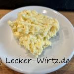 Auf einem weißen Teller befindet sich Parmesan Butter