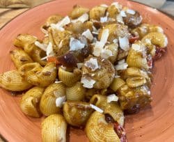 Würstchen Gulasch mit Nudeln