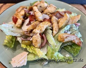 Salat mit Hähnchenstreifen und Kapern