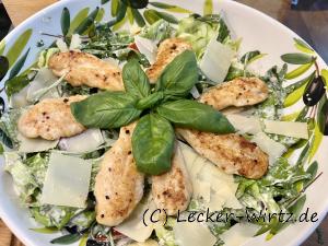 Salat mit Parmesan Dressing und gebratenen Hähnchenfilets