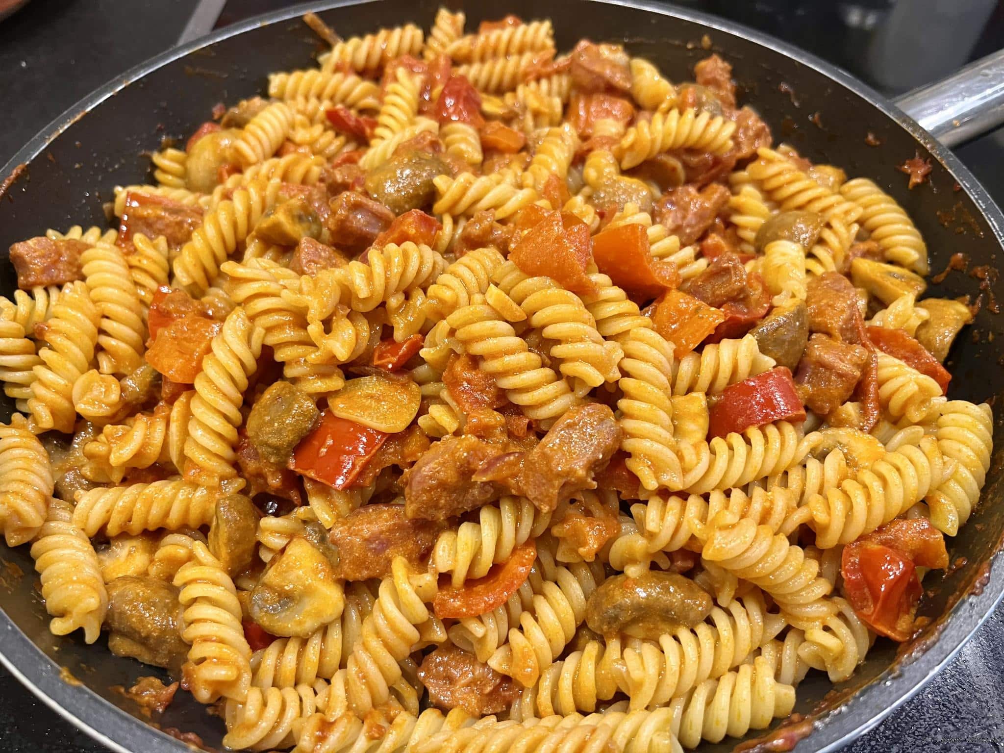 Fussili mit Salsiccia und Paprika-Champignon Sauce Fussili mit Salsiccia und Paprika-Champignon Sauce