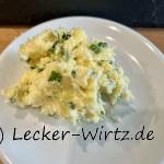 Auf einem weißen Teller befindet sich Schnittlauch-Parmesan Butter