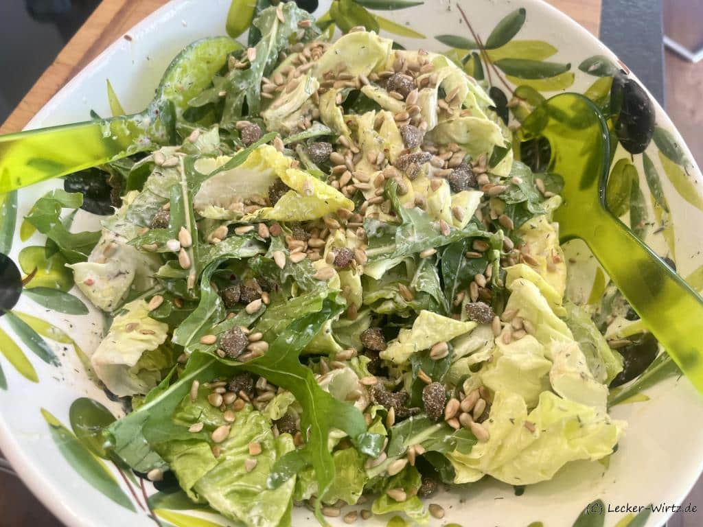 Gemischter Salat mit Sonnenblumenkernen