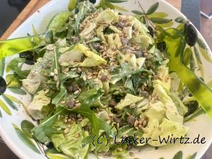 Gemischter Salat mit Sonnenblumenkernen