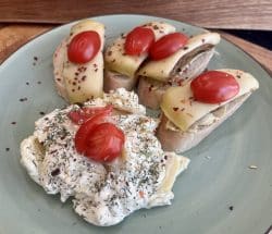 Baguettescheiben mit Bratwurst und Käse