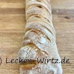 Ein Baguette aus Kamutmehl auf einer Holzplatte