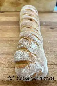 Ein Baguette aus Kamutmehl auf einer Holzplatte