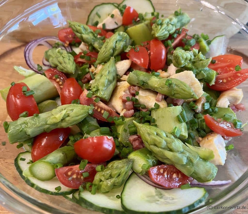Bunter Salat mit grünem Spargel