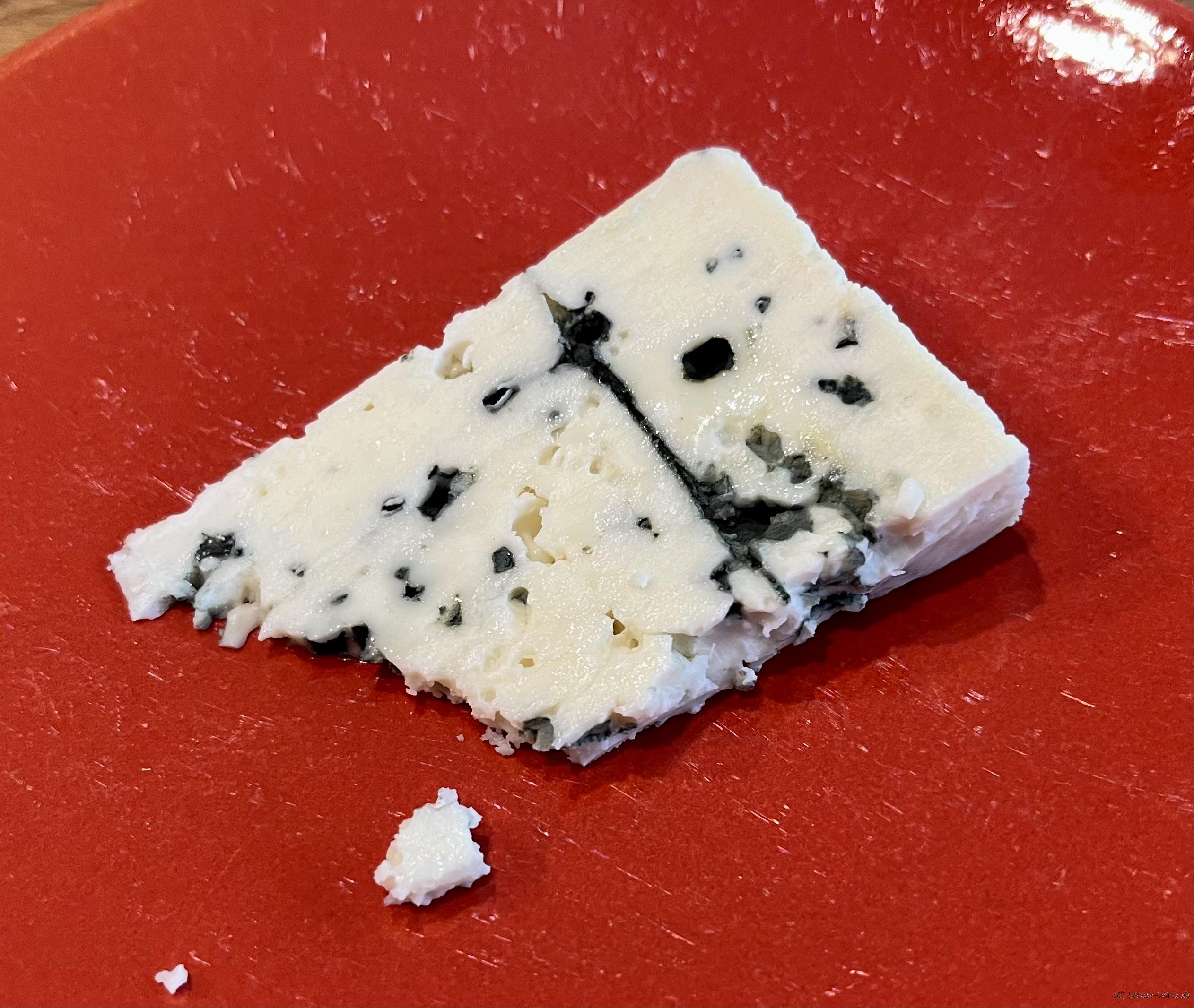 Roquefort - französischer Schafskäse mit Edelschimmel Roquefort - französischer Schafskäse mit Edelschimmel