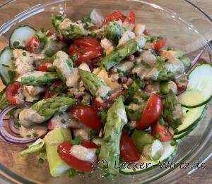Bunter Salat mit grünem Spargel und Cobb Dressing