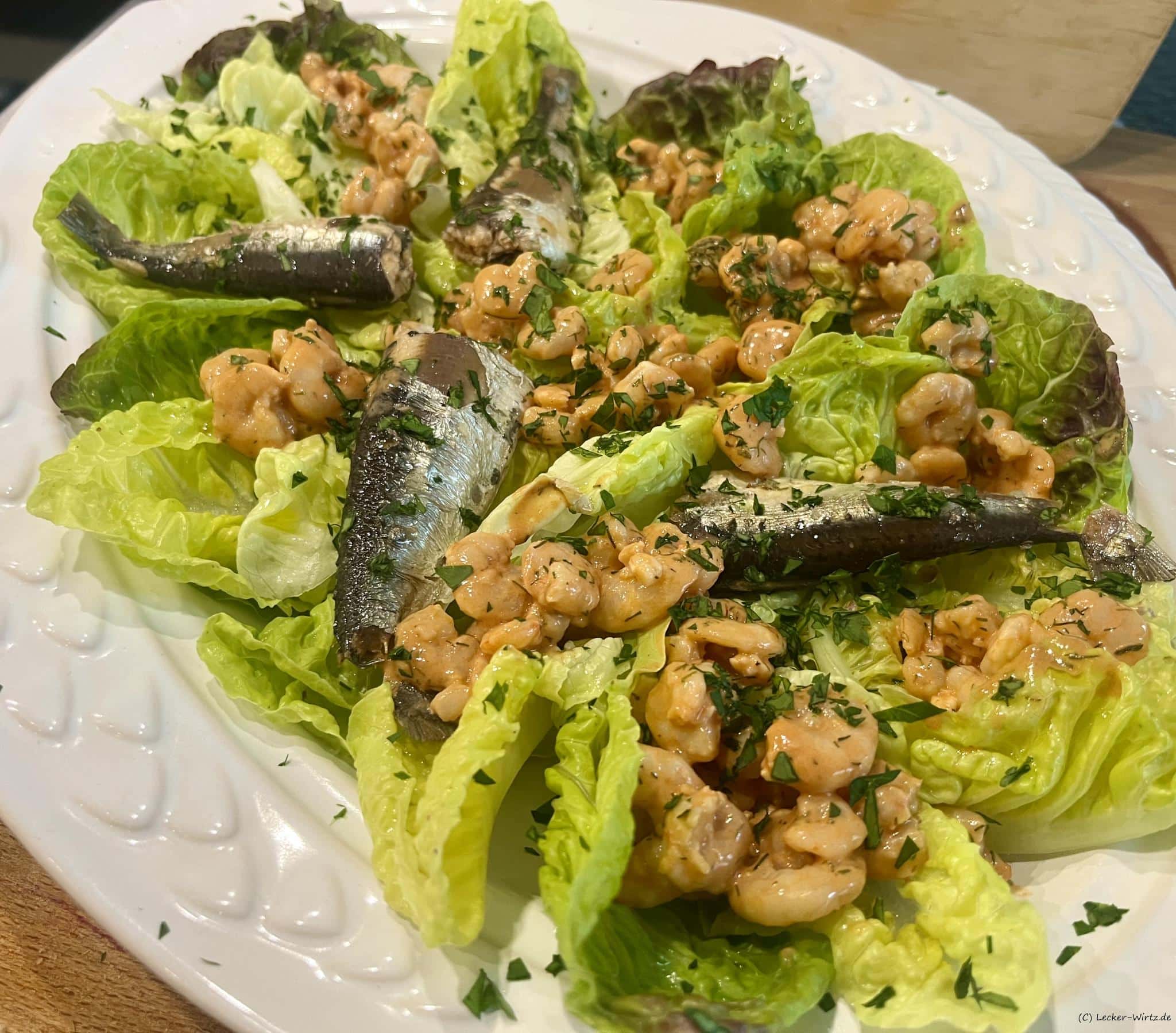 Romanasalat-Platte mit Sardinen und Garnelencocktail