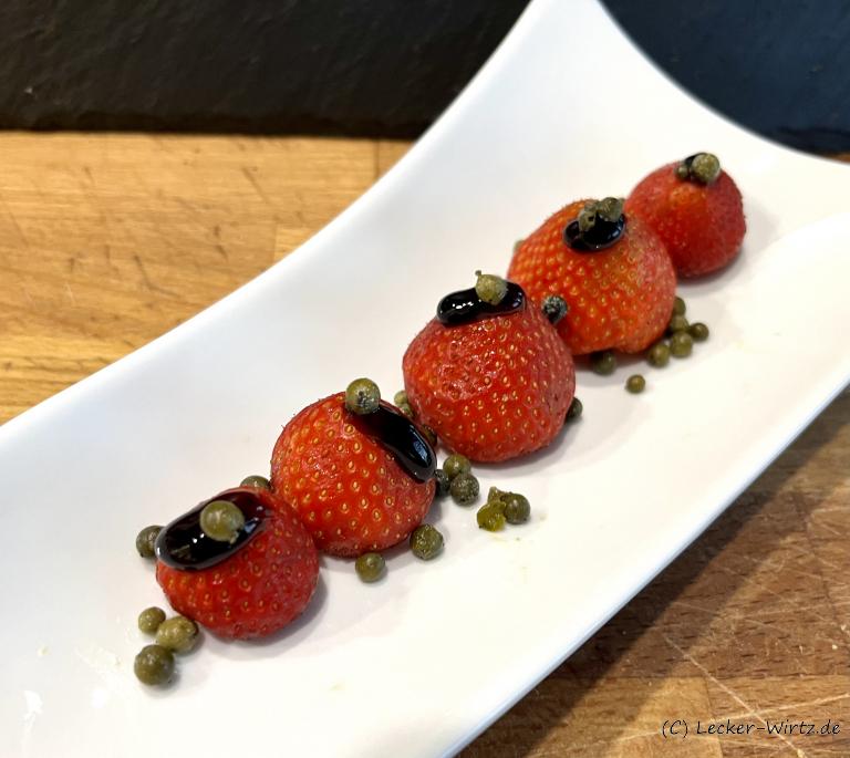 Erdbeeren mit grünem Pfeffer