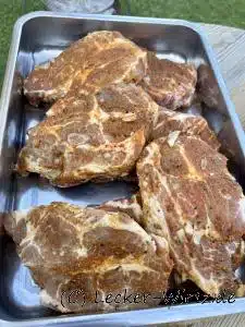 Schweinenackensteaks fertig zum Grillen