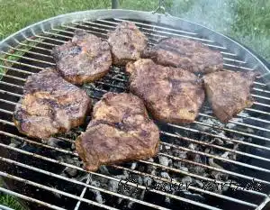 Nackensteaks auf dem Schwenkgrill