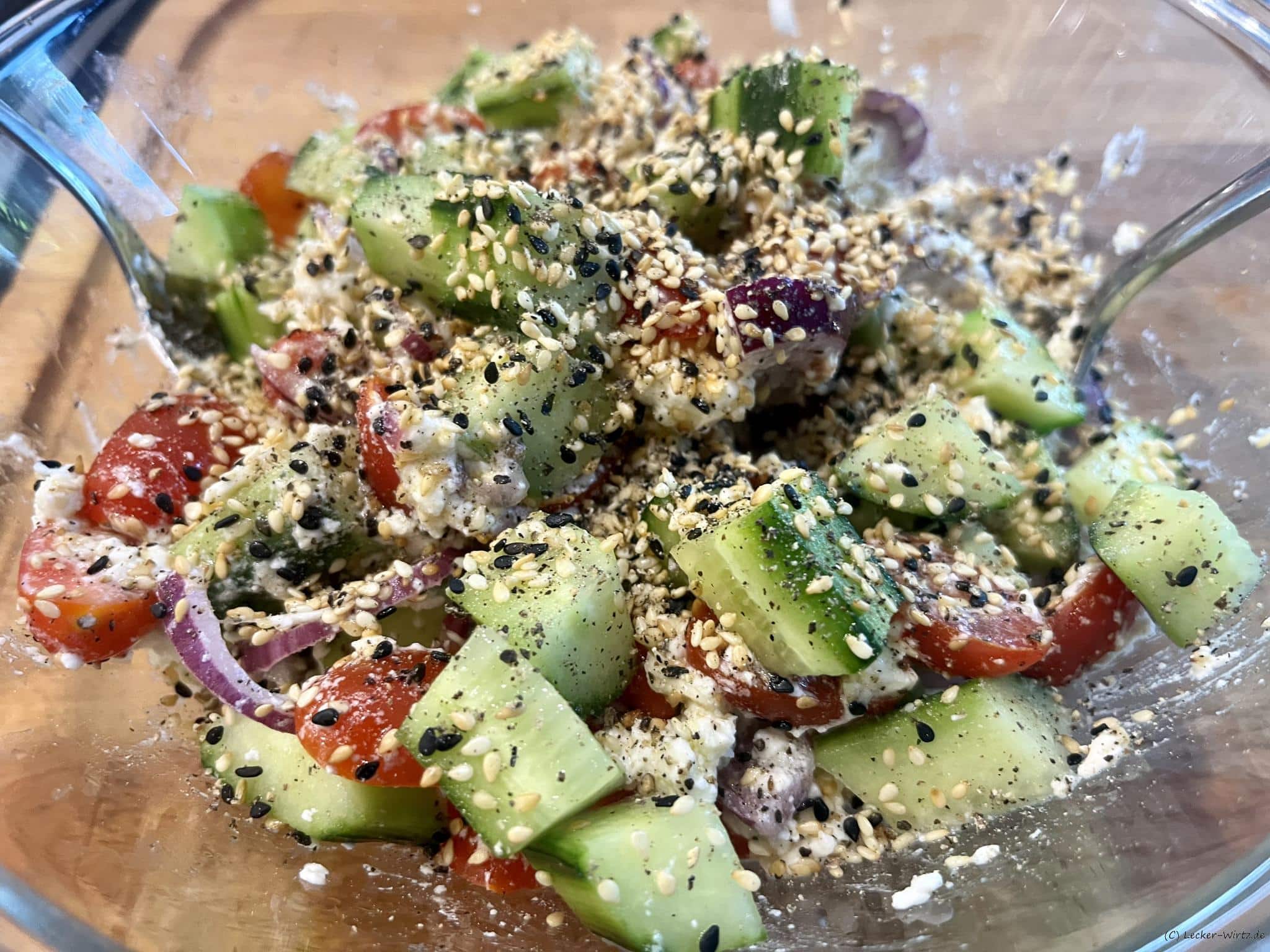 Griechischer Bauernsalat mit geröstetem Sesam