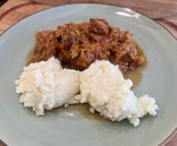 Szegediner Gulasch mit Kartoffelpüree