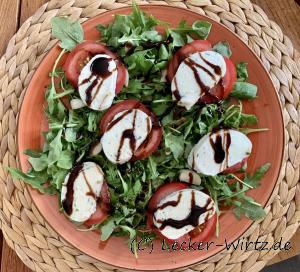 Tomate-Mozzarella mit Granatapfelsirup und Avocadoöl