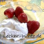 Vanilleeis mit frischen Erdbeeren