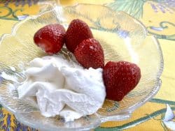 Vanilleeis mit frischen Erdbeeren