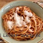 Spaghetti al sugo di pomodoro e pancetta - Spaghetti in Speck-Tomatensauce