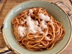 Spaghetti al sugo di pomodoro e pancetta - Spaghetti in Speck-Tomatensauce