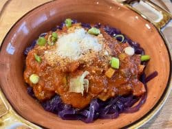 Süßkartoffel-Glas-Fettuccine mit Bacon-Tomaten Sauce