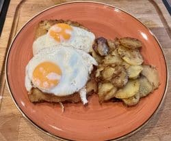 Schnitzel mit Spiegelei und Bratkartoffeln