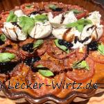 Burrata auf karamellisiertem Tomaten-Carpaccio mit Basilikum