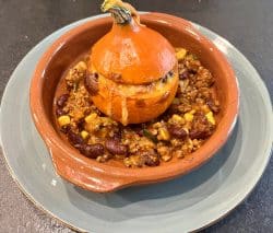 Mexikanisches Hokkaido-Bömbchen mit Chili con Carne