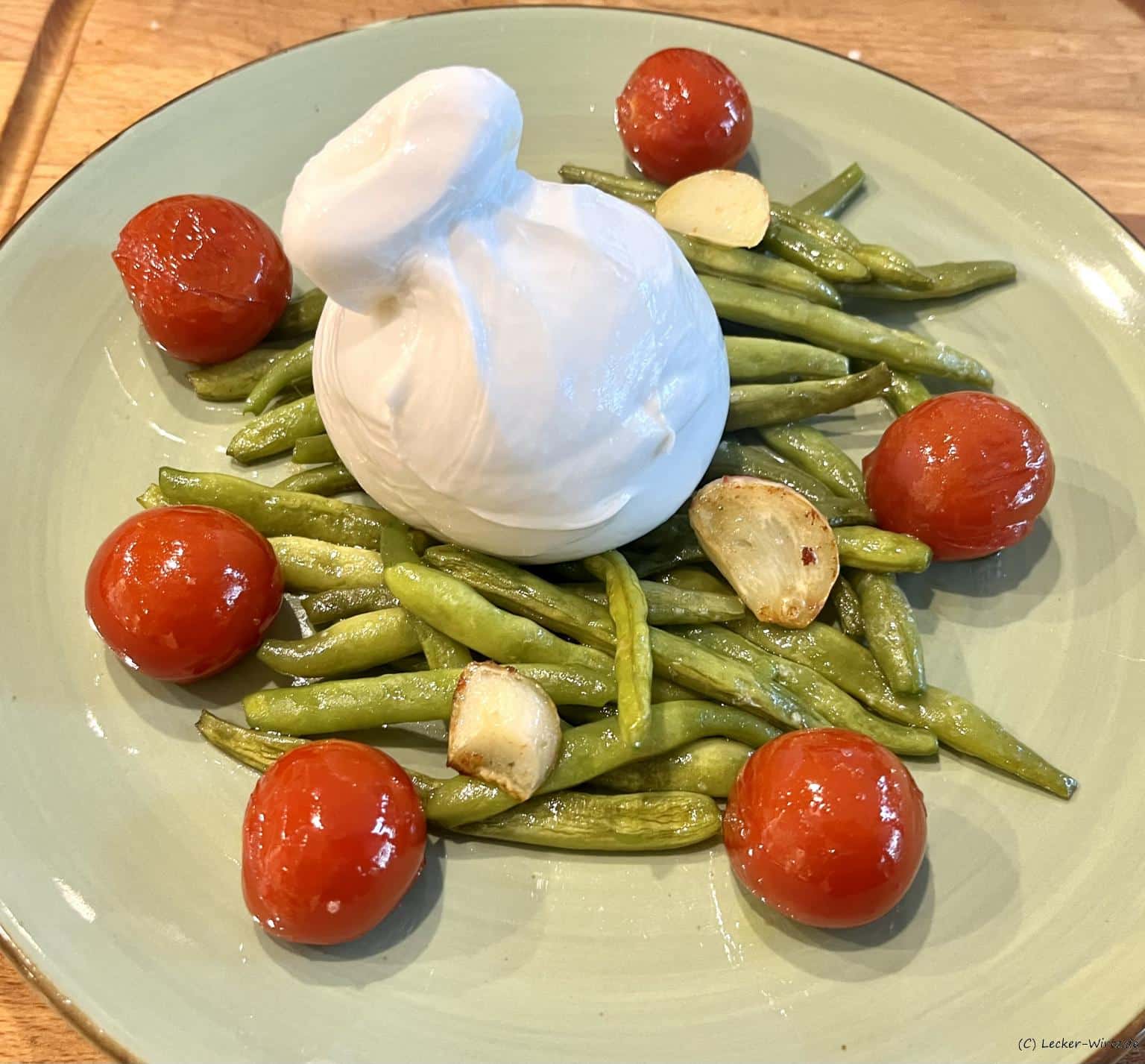 Burrata mit angeschmorten Tomaten und grünen Bohnen