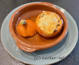 Hokkaido in die Cazuela setzen und den Deckel daneben legen