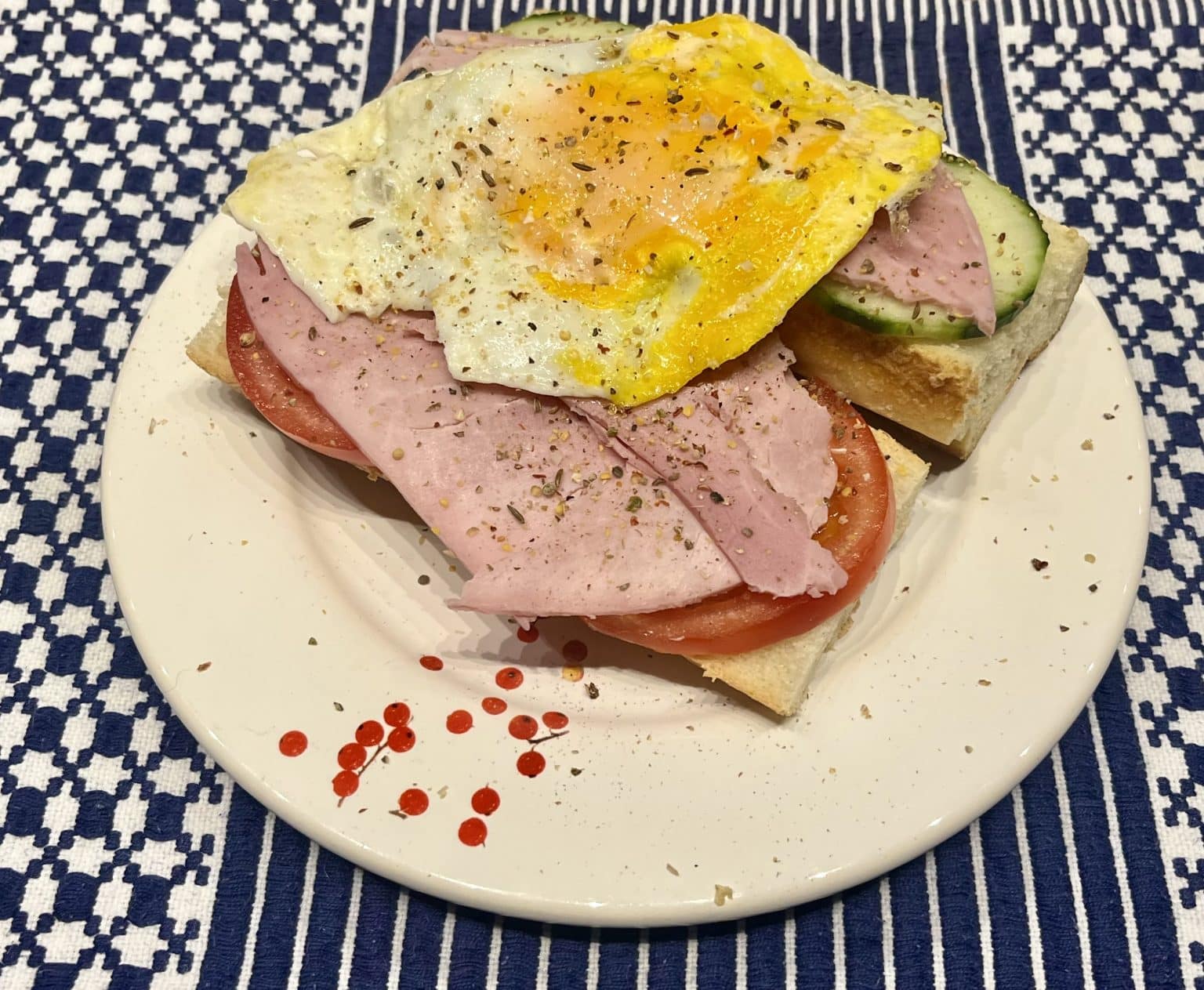Sandwich mit Schinken und Spiegelei