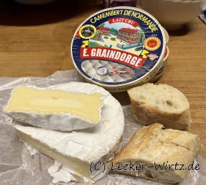 Camembert AOP mit Baguette