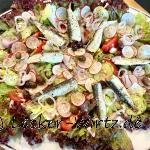 Jahrgangssardinen La Quiberonnaise auf Salatplatte mit Radieschen
