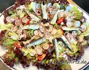 Jahrgangssardinen La Quiberonnaise auf Salatplatte mit Radieschen