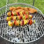 Hähnchenfilespieße und Jamaika Spieße auf dem Schwenkgrill