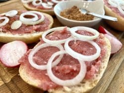 Ein Brötchen met Mett bitte