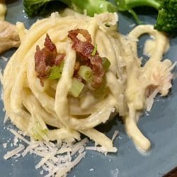 Tonnarelli mit Bacon-Frühlingszwiebel-Hollandaise